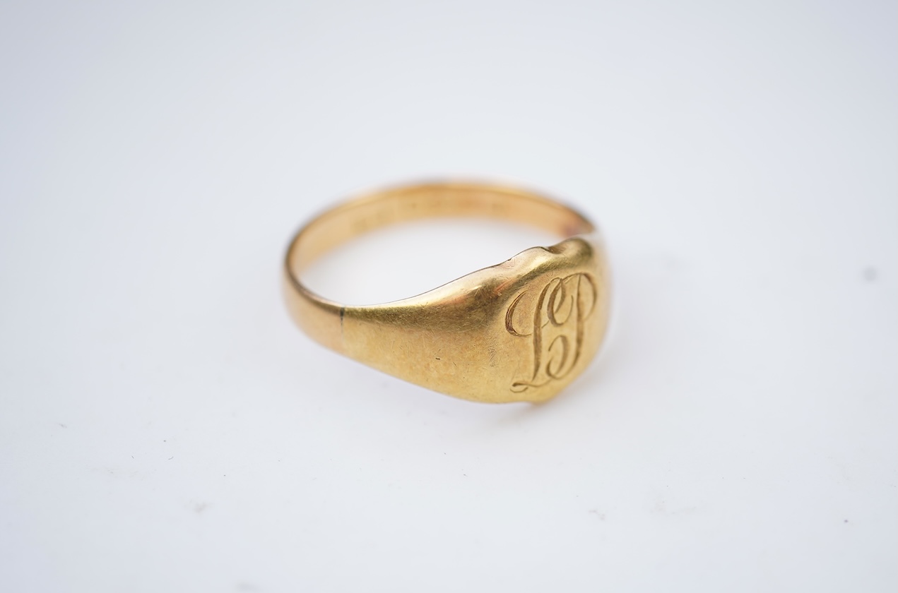 An 18ct gold signet ring